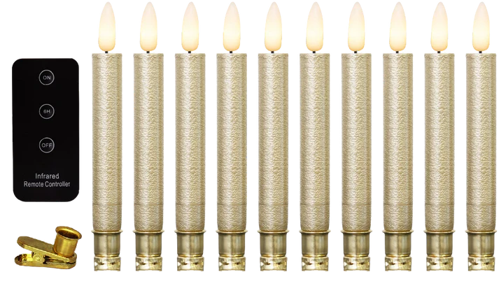 Ti gyldne LED juletræslys med 3D flamme, fjernbetjening og guldclips på hvid baggrund