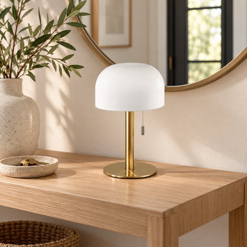 LED bordlampe i messing med hvid skærm på konsolbord i træ i entré foran rundt spejl