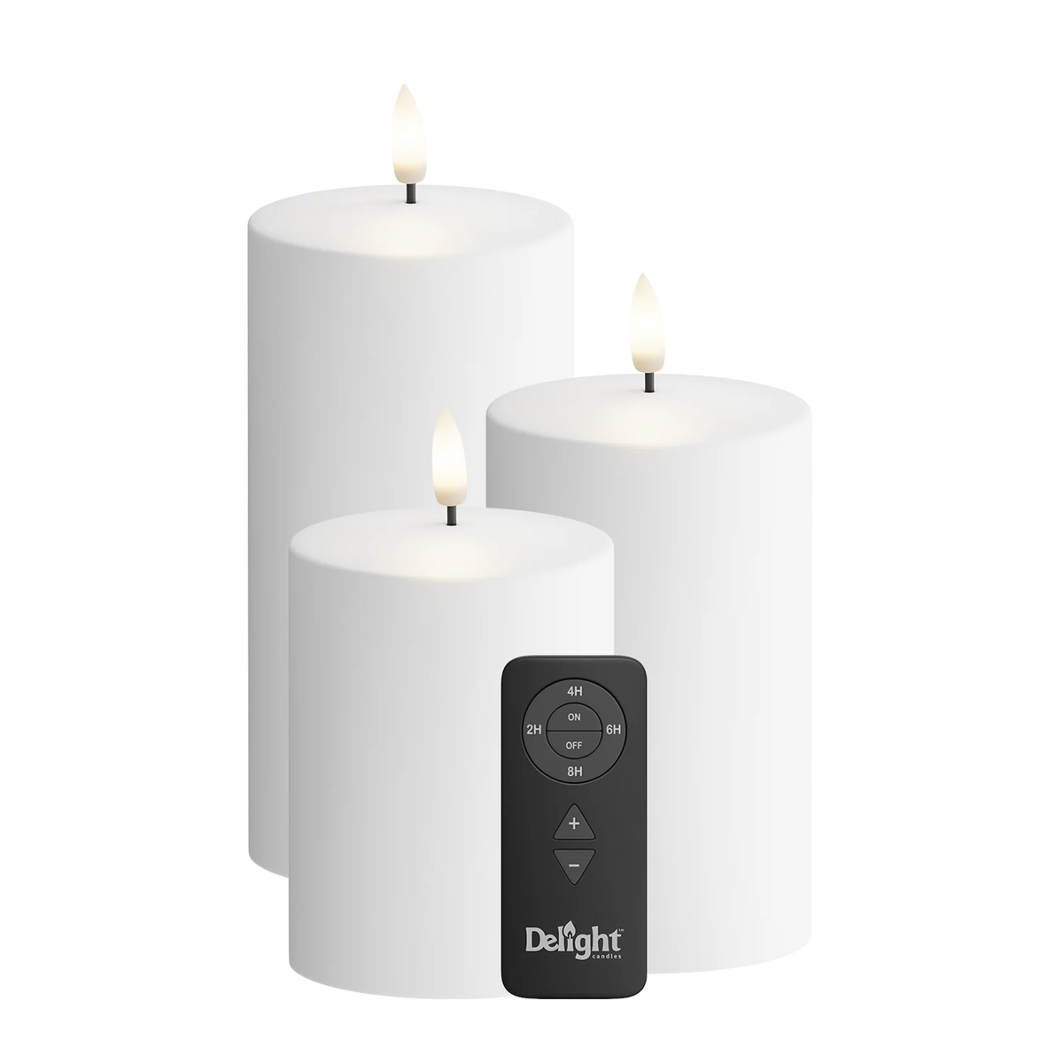 Tre hvide udendørs LED bloklys fra Deluxe Homeart i forskellige højder med tændte flammer på hvid baggrund