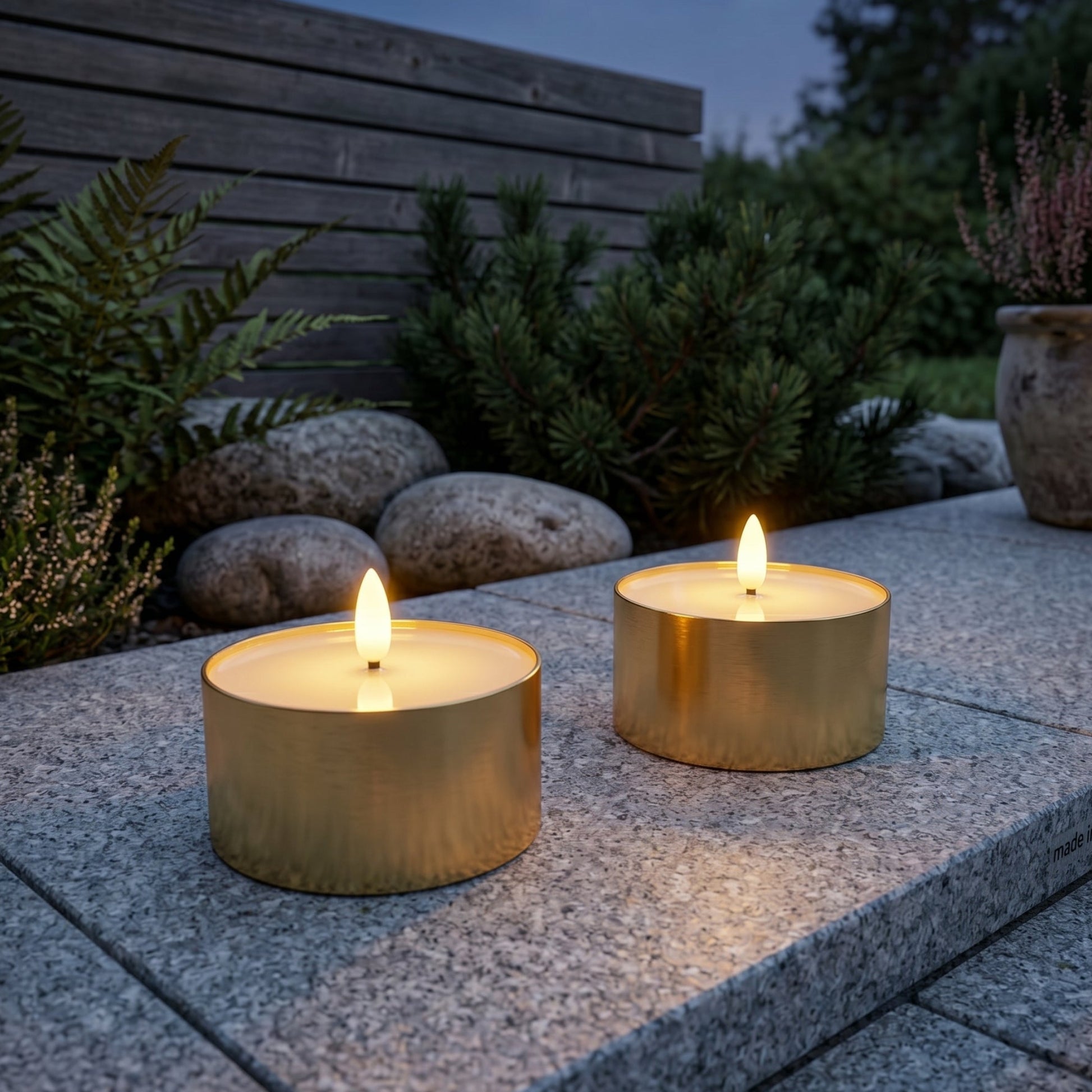 Outdoor LED Jumbo Fyrfadslys 2-pak - Realistisk 3D Flamme - Messing