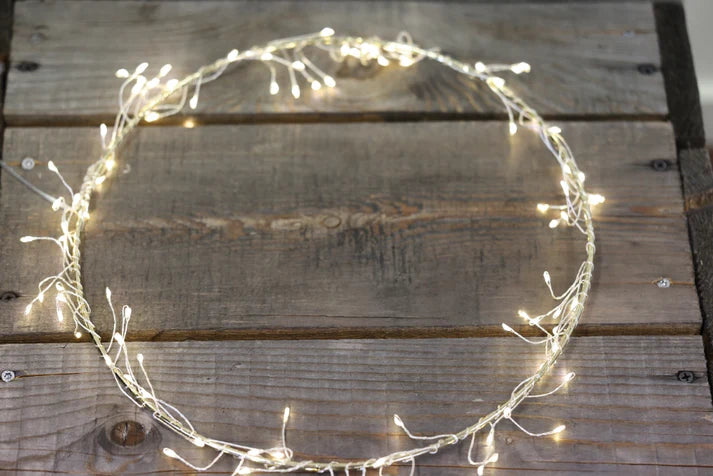 Lyskrans – Ø30 cm med LED-lys, batteridrevet og timer - guld