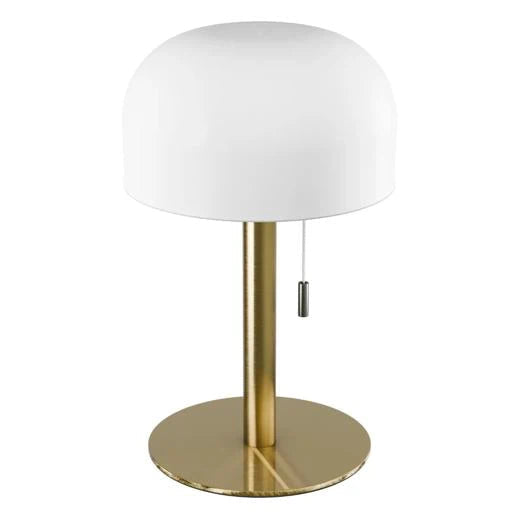 Bordlampe med fod i messing, hvid rund skærm og træksnor på hvid baggrund