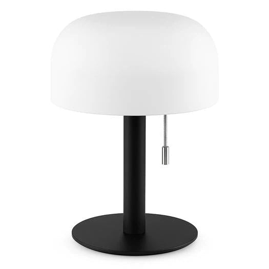 Sort bordlampe med hvid rund skærm og træksnor på hvid baggrund