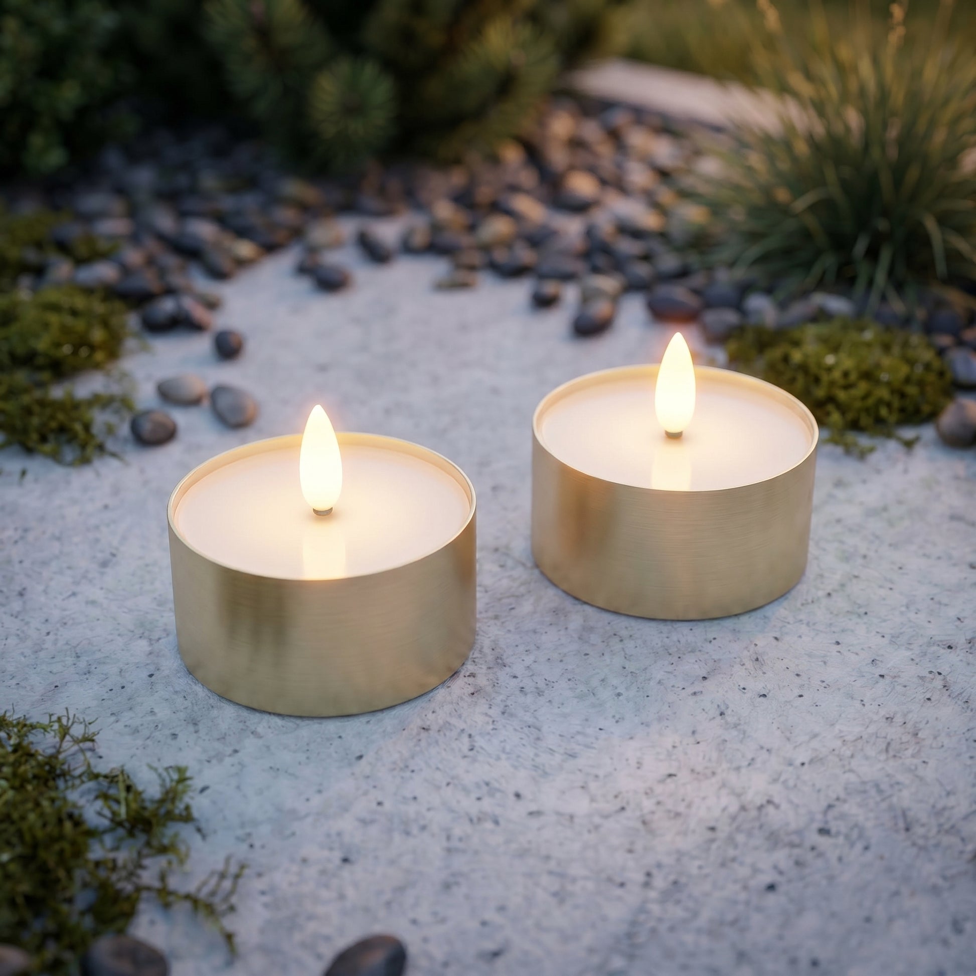 Outdoor LED Jumbo Fyrfadslys 2-pak - Realistisk 3D Flamme - Messing