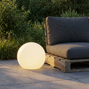 Nordic Flame Udendørs Solcelle LED Lyskugle – Hvid – Ø25 cm NORDIC i skandinavisk have