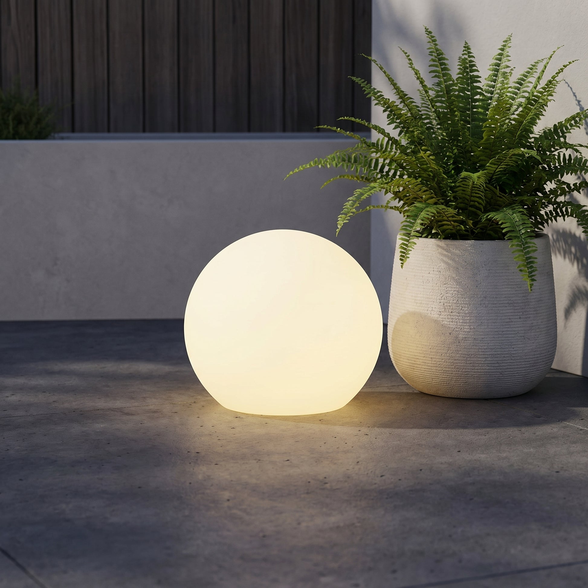 Nordic Flame Udendørs Solcelle LED Lyskugle – Hvid – Ø25 cm NORDIC i skandinavisk have